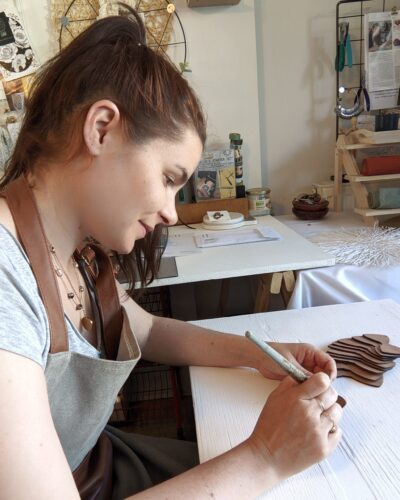 Créatrice au travail à l'atelier