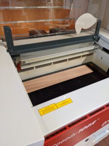 découpeuse laser pour noeuds papillons en bois